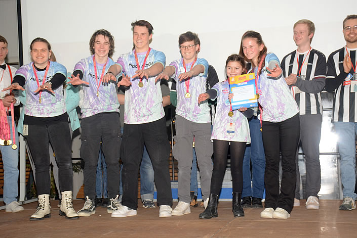 Team Maschmisch beim Gewinnerfoto nach dem Regionalentscheid in Wetzlar – sie haben den ersten Platz erlangt.