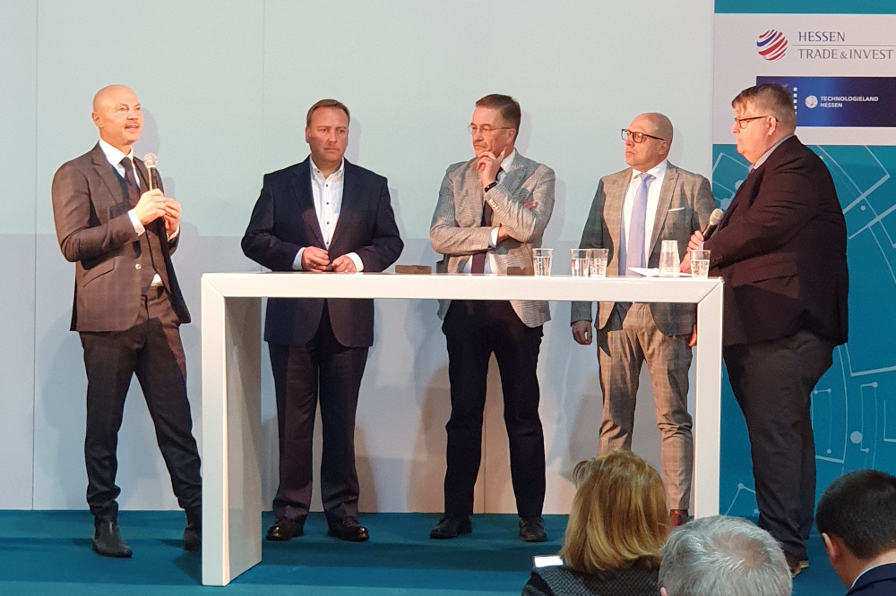 Dr. Philipp Nimmermann, Dietmar Persch, Manfred Wagner, Dr. Carsten Ott und Jens Ihle im Gespräch (v.l.n.r.)