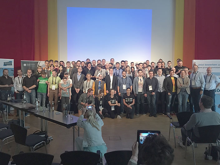 Gruppenbild mit Teilnehmerinnen und Teilnehmer beim Startup Weekend Mittelhessen 2017 in Marburg (Foto: Regionalmanagement Mittelhessen)