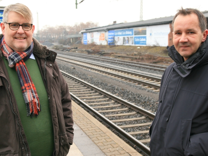 Ein Banner im Blick von 20.000 Reisenden pro Tag: Jens Ihle (links) und David Szegedi