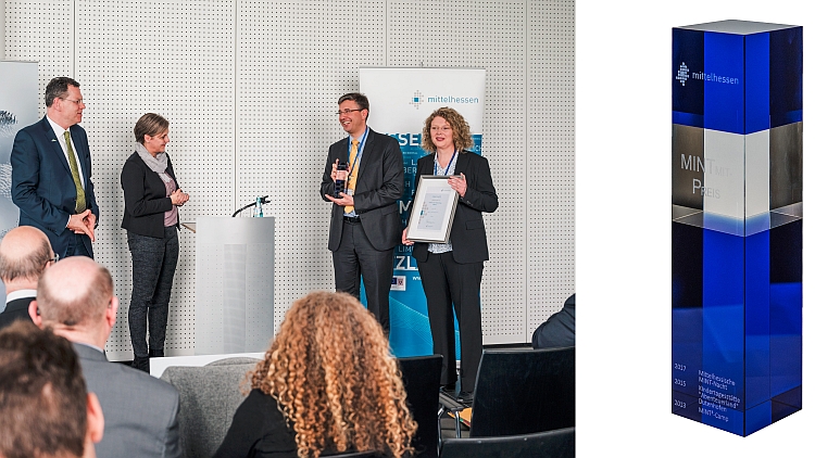 Preisträger 2019, Jury und Stifter des Preisgeldes (v.l.n.r.): Hans-Joachim Drees, Geschäftsführer der Schunk Kohlenstoff GmbH, Prof. Dr. Katja Specht (THM und Jury-Sprecherin des Netzwerks Bildung), Marcus Schnöbel und Ulrike Baum (Freiherr-vom-Stein-Schule, (Foto: Regionalmanagement Mittelhessen/Tilman Lochmüller) 