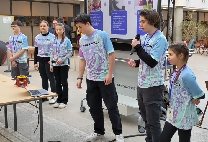 Team Maschmisch bei der Präsentation seines Forschungsprojekts, das TTAP (TechnikTouchArtPinboard)-Gerät, das 3D-Bilder in ein taktiles Gerät umwandelt, mit dem blinde Menschen Kunst „fühlen“ können.