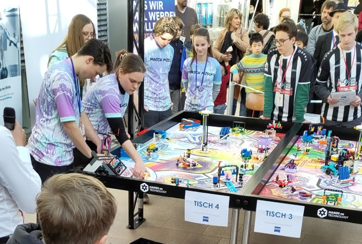 Team Maschmisch in Aktion beim Robot-Game, bei dem der autonome Roboter auf dem Spielfeld bis zu 14 Aufgaben lösen muss.