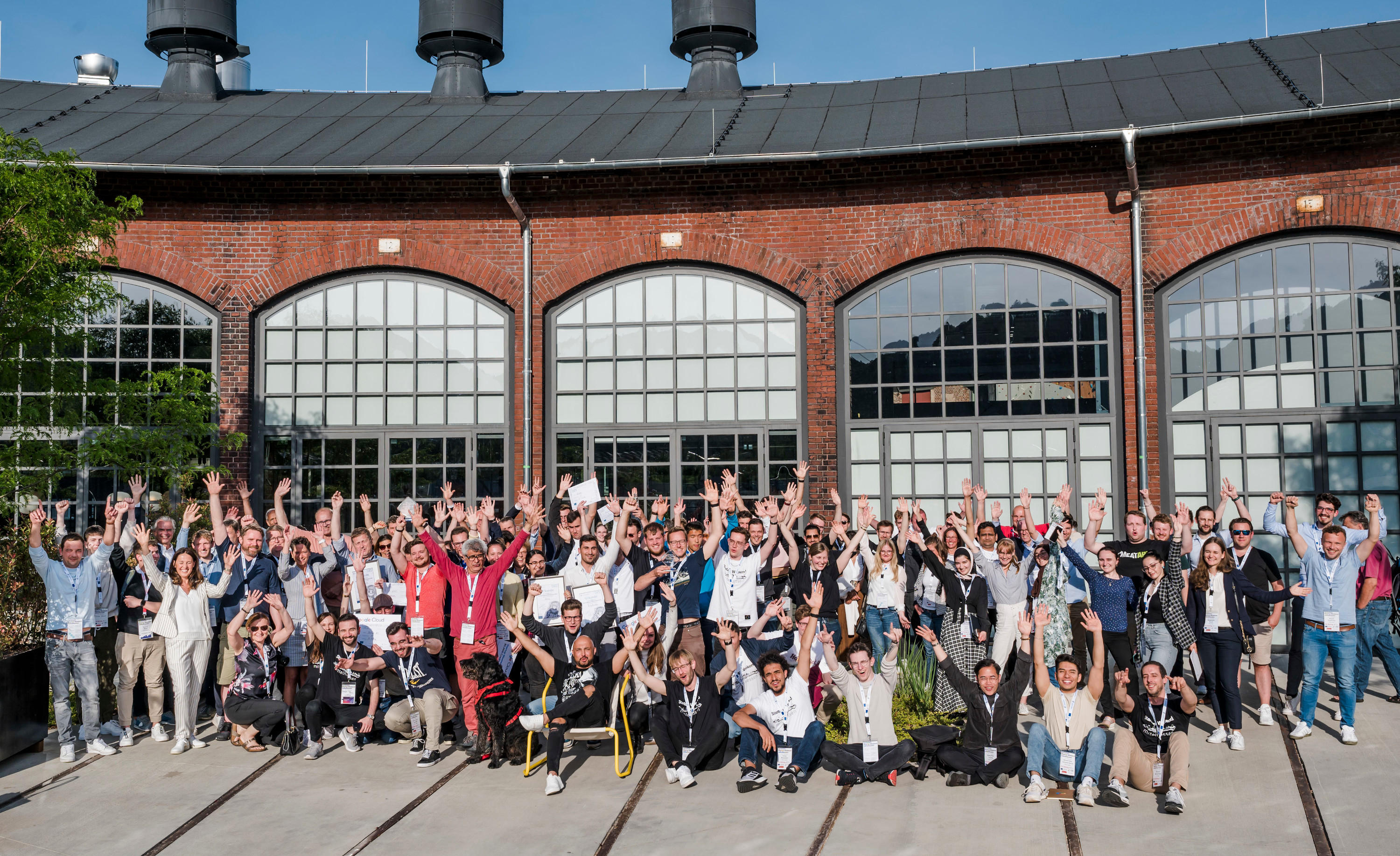 Gruppenbild vor industriegeschichtlicher Kulisse: Aktive beim Startup Weekend Mittelhessen im Marburger Lokschuppen. (Foto: Regionalmanagement Mittelhessen / Tilman Lochmüller)