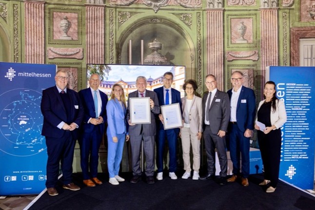 Die neuen Mittelhessen-Botschafter Volker Bouffier und Thomas Weikert mit ihren Laudatorinnen Nia Künzer und Martina Knief, Prof. Dr. Roman Poseck, Dr. Christoph Ullrich, Michael Köberle, Jens Ihle und Moderatorin Eva Rössler beim Parlamentarischen Abend in Schloss Weilburg (Foto: Till Schürmann)