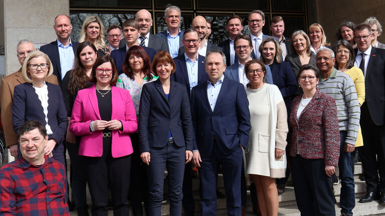 „Mitreden, mitwirken und machen für mehr Fach- und Arbeitskräfte für Hessen“ lautet das Motto, unter dem sich die Vertreterinnen und Vertreter von nun an im Zukunftskonvent vereinen. (Foto: HMSI)