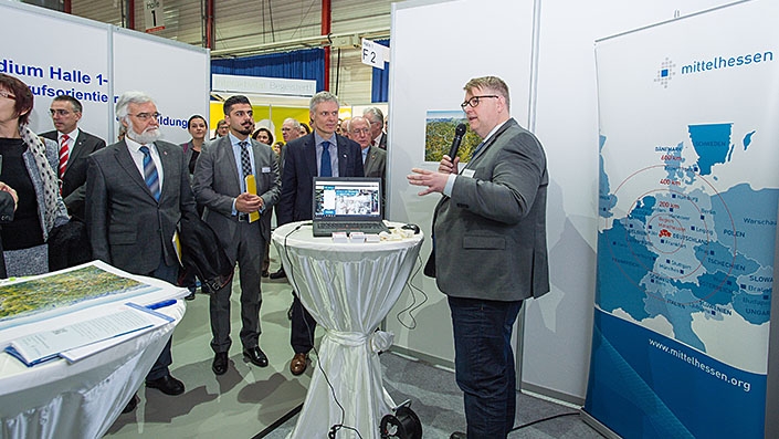 Jens Ihle begrüßt die Besucher der Chance 2017 auf dem Mittelhessen-Stand, Foto: Katrina Friese