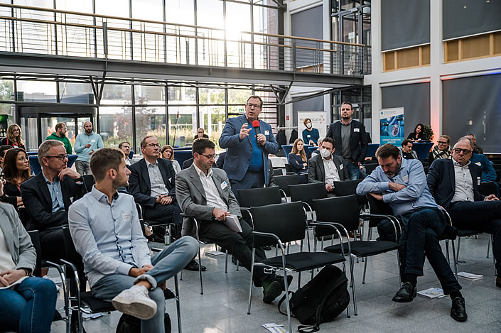 Im Townhall-Dialog kamen die Teilnehmer:innen des 1. Healthcare-Forums Mittelhessen ins Gespräch. (Foto: Tilman Lochmüller / Regionalmanagement Mittelhessen)