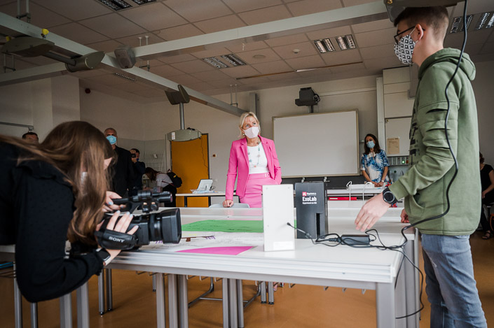 Prof. Dr. Kristina Sinemus, Hessische Ministerin für Digitale Strategie und Entwicklung, mit EXOLab-Experiment.