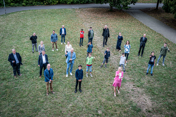 Gruppenbild mit Ministerin Prof. Dr. Kristina Sinemus sowie Verantwortlichen und Schülern des EXOLab-Projekts in Zeiten des Social Distancing. (Foto: Regionalmanagement Mittelhessen, Tilman Lochmüller)