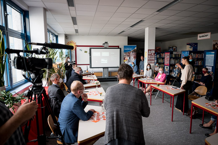 Die Projektverantwortlichen stellen Prof. Dr. Kristina Sinemus in der Bibliothek der Schule die EXOLab-Idee vor. (Foto: Regionalmanagement Mittelhessen, Tilman Lochmüller)