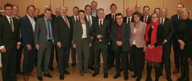 Der Aufsichtsrat der Regionalmanagement Mittelhessen GmbH mit Peter Feldmann (Mitte) und Eric Menges (ganz links)