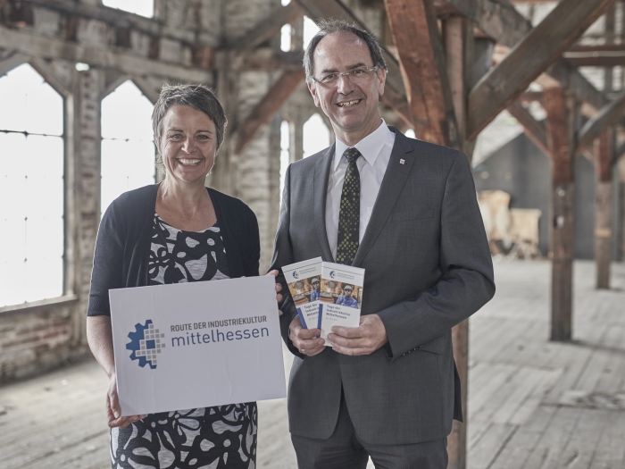 Kirsten Fründt und Dr. Christoph Ullrich mit dem Programm zu den Tagen der Industriekultur in der Carlshütte Buchenau