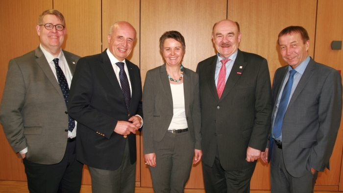 Kirsten Fründt mit ihrem Aufsichtsrats-Stellvertreter Rainer Schwarz, Klaus Repp mit seinem Stellvertreter als Vorsitzender der Gesellschaftsvesammlung Wolfram Dette und Jens Ihle.