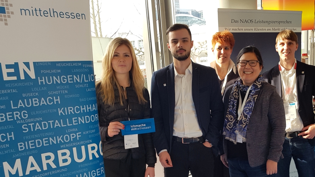 Felicia Waldschmidt, Malte Morten Söhren (1. u. 2. v. l.) und Regionalmanager Christian Piterek (ganz rechts) mit NAOS-Mitarbeiterinnen auf dem Digital Future Congress