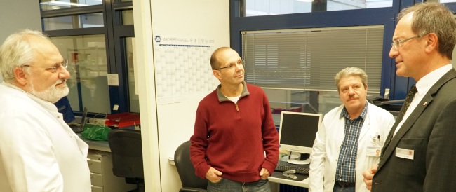 Im Labor fahnden Dr. Volker Ruppert (2.v.l.) und Dr. Muhidien Soufi (2.v.r.) nach den Ursachen für mysteriöse Krankheiten.