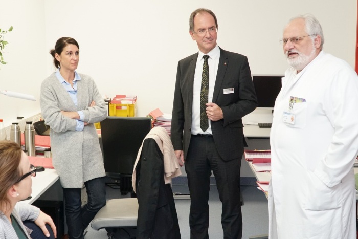 Prof. Dr. Jürgen Schäfer (r.) im Gespräch mit Regierungspräsident Dr. Christoph Ullrich und seinen Mitarbeiterinnen (v.l.) Dr. Tanja Nickolaus und Dr. Katrin Richter-Bastian (Foto: RP Gießen)