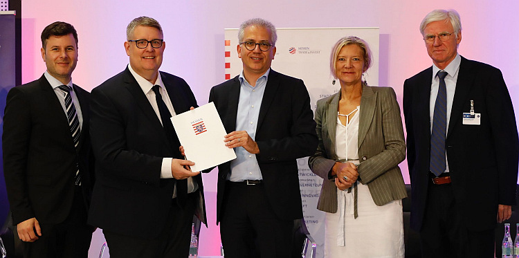 Gruppenbild bei der Übergabe des Bewilligungsbescheids: Minister Al-Wazir und Regionalmanagement-Geschäftsführer Jens Ihle mit den mittelhessischen Breitband-Beratern und Landrätin Anita Schneider