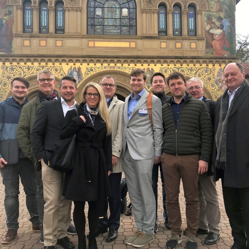 Gruppenbild der Delegations-Teilnehmerinnen und -Teilnehmer aus Mittelhessen zusammen mit den Organisatoren vor der Stanford Universität