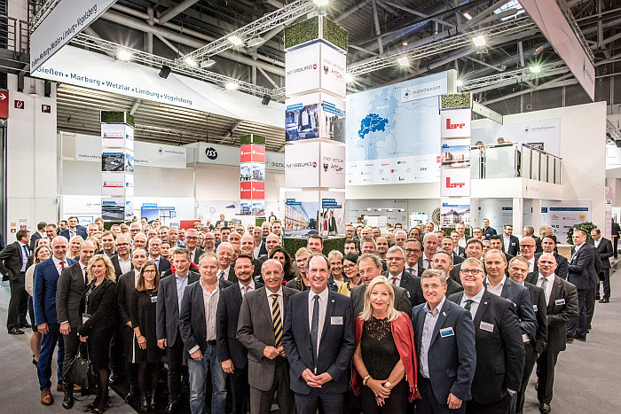 Gruppenbild der Mittelhessen mit ihrem Gemeinschaftsstand auf der Expo Real 2018 (Foto: Tilman Lochmüller)