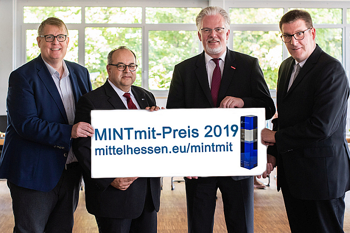 Regionalmanagement-Geschäftsführer Jens Ihle präsentiert den MINTmit-Preis zusammen mit Dr. Gerd Hackenberg (IHK Lahn-Dill, Vorsitzender des Netzwerks Bildung), Dr. Martin Pott (Handwerkskammer Wiesbaden, ehemaliger Vorsitzender des Netzwerks Bildung) und Andreas Haberl (Handwerkskammer Wiesbaden, stellvertetender Vorsitzender Netzwerk Bildung - v.l.n.r.)