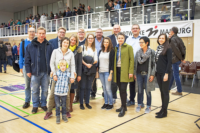 Gruppenbild der Newcomer in der Basketball-Halle