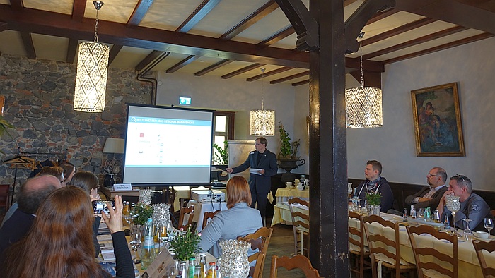 Workshop der Akademie für den ländlichen Raum Hessen in Kooperation mit dem DEHOGA Hessen und dem Regionalmanagement Mittelhessen bei der Präsentation von Manuel Heinrich (Foto: Englert)