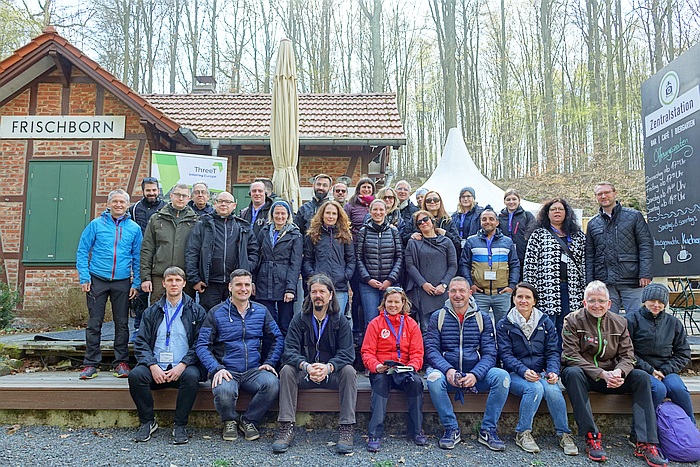 Gruppenbild am Vulkanradweg in Frischborn: Dr. Jens Mischak, Erster Kreisbeigeordneter des Vogelsbergkreises (hintere Reihe, ganz rechts) begleitete die Gruppe ein Stück auf der Tour zusammen mit den Tourismus- und Geopark-Verantwortlichen