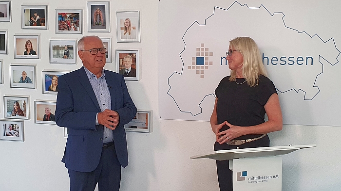 Referent Norbert Müller (advavon) im Gespräch mit der Netzwerk-Vorsitzenden Sabine Fremery-Warnicke (Auto Müller Hüttenberg)