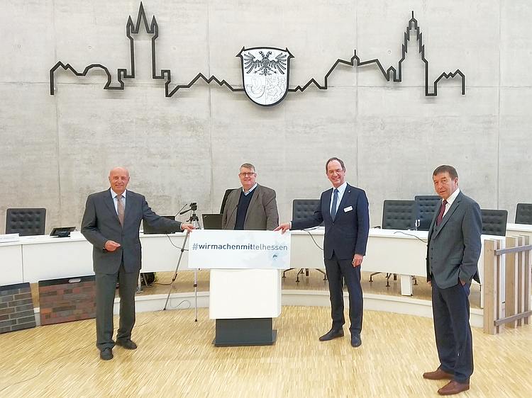 Gruppenbild mit Abstand: der Vorsitzende der Gesellschafterversammlung Wolfram Dette (1.v.l.) mit dem Vorsitzenden des Aufsichtsrates Rainer Schwarz (1.v.r.) der Regionalmanagement Mittelhessen GmbH, mit dem Vorsitzenden des Vereins Mittelhessen, Dr. Christoph Ullrich (2.v.r.) und Geschäftsführer Jens Ihle (am Pult)