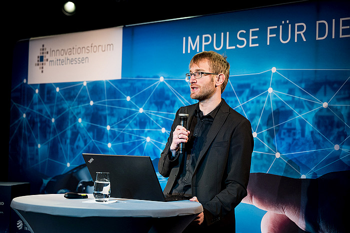 Auch das dritte Innovationsforum findet im virtuellen Raum statt: Benjamin Stuchly, der Ökosystemmanager des Regionalmanagements Mittelhessen, sorgt dafür, dass die Teilnehmerinnen und Teilnehmer interaktiv mitmachen können, wenn es um das Thema Skalierbarkeit im Mittelstand geht (Foto: Tilman Lochmüller, Regionalmanagement Mittelhessen)