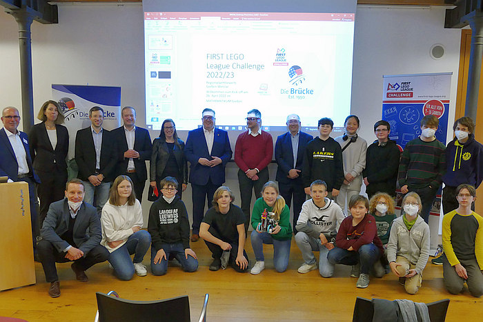 Unterstützer aus Politik, Bildung und Unternehmen mit dem Robotik-Team „Lucky Lego Group“ des Landgraf Ludwigs Gymnasium Gießen beim Kick-off im Mathematikum  (Foto: DIE BRÜCKE)