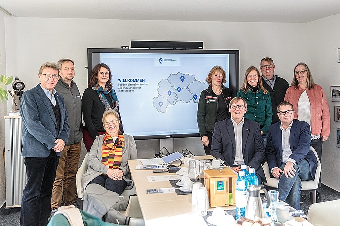 Stellten gemeinsam die virtuellen Welten der Industriekultur Mittelhessen vor: Rudolf Conrads (Lahn-Marmor-Museum Villmar), Michael Volkwein (Besucherbergwerk Grube Fortuna Solms), Kirsten Steimel (Projektmanagement), Karin Stichnothe-Botschafter (Behring-Route Marburg), Rita Kotschenreuther (Holz + Technikmuseum Wettenberg), Manuel Heinrich (Regionalmanagement Mittelhessen), Anette Kurth (Leader-Region Gießener Land), Jens Ihle (Regionalmanagement Mittelhessen), Marco Kessler (Mediashots) und Linda Buchhammer (Vulkaneum Schotten/Vulkanregion Vogelsberg Touristik, v.l.n.r., Foto: Jan Bosch/Nationaler Geopark Westerwald-Lahn-Taunus)