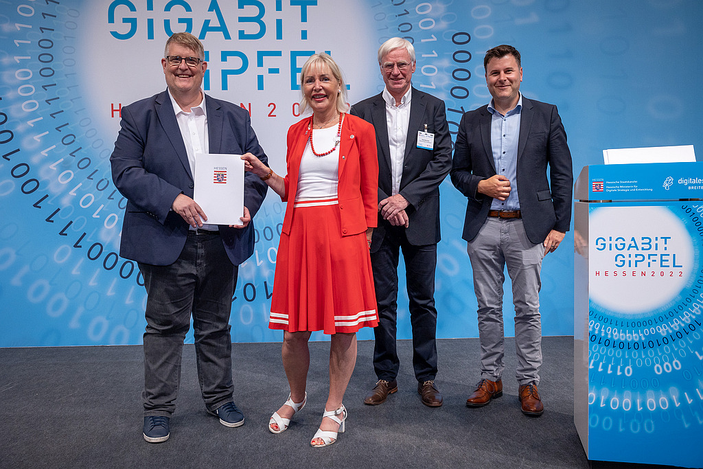 Jens Ihle empfängt den Bescheid aus den Händen von Hessens Digitalministerin Prof. Dr. Kristina Sinemus - die Arbeit der regionalen Breitbandberater Klaus Bernhardt und Dennis Pucher geht auch im Jahr 2022 weiter (v.l.n.r. Foto: © Hessische Staatskanzlei, HMinD)