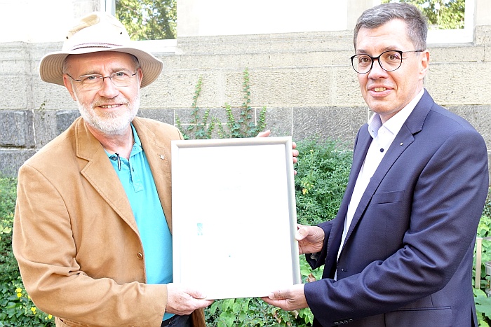 Heiko Stock, Vorstandsmitglied des Vereins Mittelhessen, überreicht die Urkunde an den neuen Mittelhessen-Botschafter Professor Harald Lesch (v.r.n.l., Foto: Regionalmanagement Mittelhessen/Manuel Heinrich)