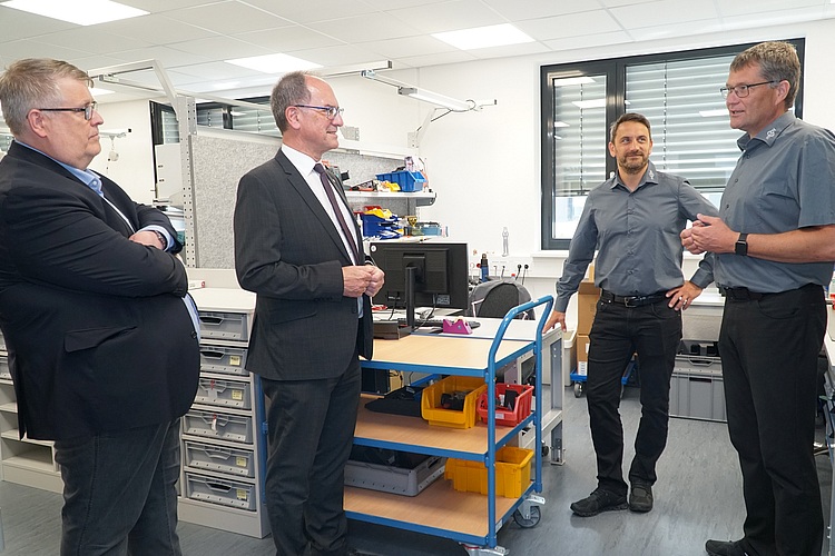 Preisgekrönte Mutmacher für Existenzgründer (v.l.): Jens Ihle und Dr. Christoph Ullrich besuchen das Unternehmen medDV in Fernwald um die beiden Geschäftsführer Gunter Ernst und Carsten Rausch (Foto: RP Gießen)