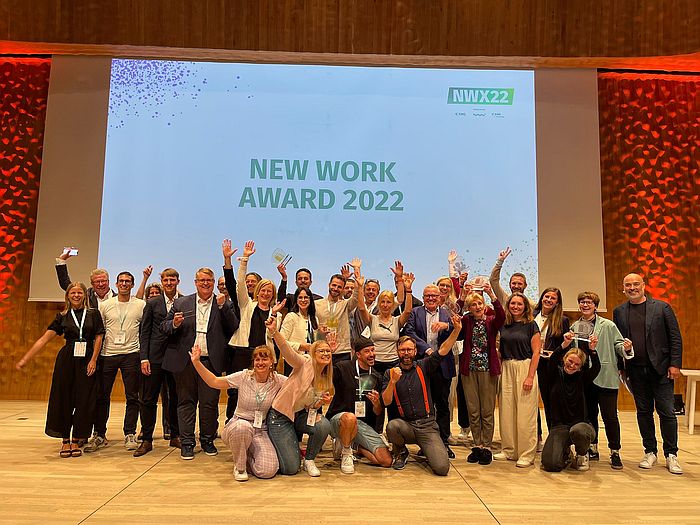  Die Gewinnerinnen und Gewinner des NEW WORK Awards 2022, dem bekanntesten Preis für zukunftsweisendes Arbeiten im deutschsprachigen Raum, mit Mitgliedern der NEW WORK SE und der Jury (Foto: Alina Kölbl / NEW WORK SE) 