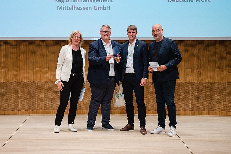 Prof. Dr. Gesche Joost von der NWA-Jury, Geschäftsführer Jens Ihle und Regionalmanager Christian Piterek vom Regionalmanagement Mittelhessen GmbH mit Marc-Sven Kopka, Vice President External Affairs, NEW WORK SE (Foto: Nils Hasenau)