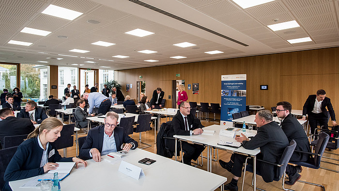 Während des Matchmakings herrschte reges Treiben auf der zentralen Netzwerkveranstaltung bei der IHK Gießen (Foto: TilmanLochmüller)