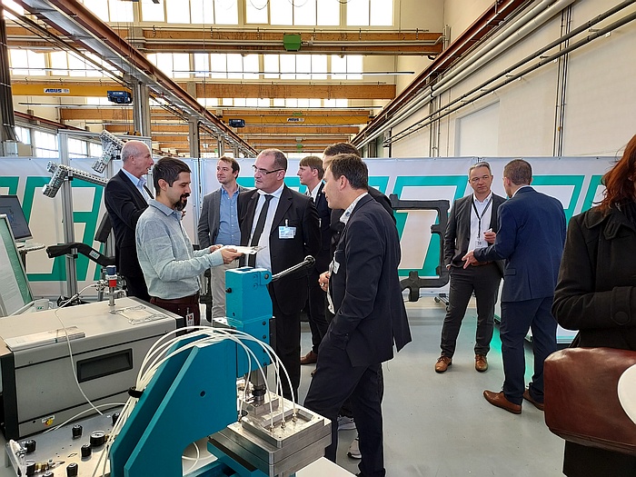 Beim Besuch der FFT Produktionssysteme GmbH & Co KG in Mücke informierte sich die Delegation über den Anlagenbau und Produktionstechnologien für Elektrolyseure.