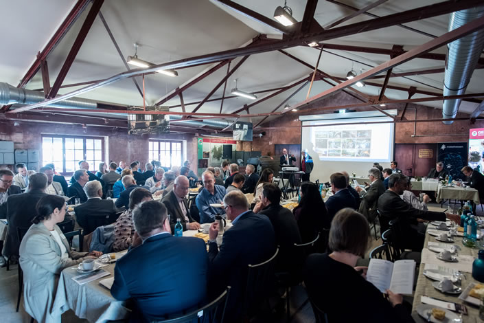 Mittelhessen-Mitgliederversammlung in der ehemaligen Kipphalle der Grube Fortuna. (Foto: Tilman Lochmüller/Regionalmanagement Mittelhessen)