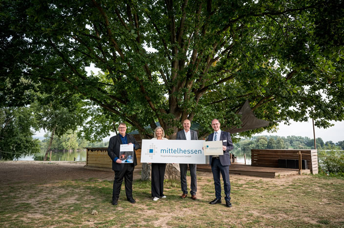 Seite an Seite  vor einem eindrucksvollen Baum: Jens Ihle, Anita Schneider, Stefan Füll und Dr. Christoph Ullrich vor der „Lahn-Eiche” (Foto: Tilman Lochmüller)