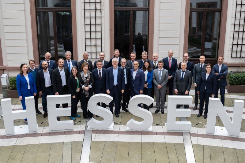 Gruppenbild des „Hessischen Zukunftsrats Wirtschaft” (Foto: Hessische Staatskanzlei)
