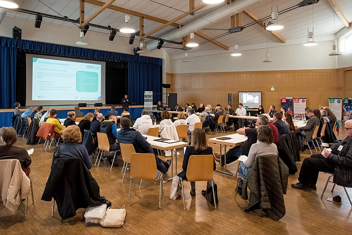 Beim ersten MINTmit-Netzwerktreffen im Kulturzentrum Buseck trafen sich MINT-Aktive aus allen fünf mittelhessischen Landkreisen – hier Regionalmanagement-Geschäftsführer Jens Ihle bei seiner Begrüßung (Foto: Tilman Lochmüller)