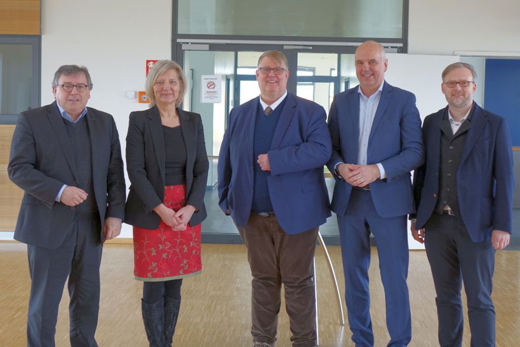 Die neue gewählten Vorsitzenden von Gesellschhafterversammlung - Michael Müller (IHK Limburg) und Anita Schneider (Landkreis Gießen) und Aufsichtsrat - Stefan Füll (HWK Wiesbaden) und Jens Womesldorf (Landkreis Marburg-Biedenkopf) mit Geschäftsführer Jens Ihle (Mitte, Foto: Manuel Heinrich)