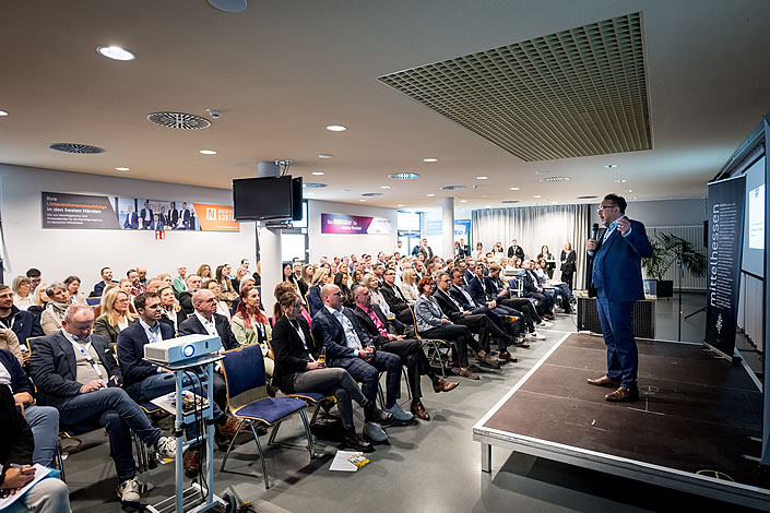 Cawa Younosi beim Regionalforum Personalmanagement in Mittelhessen: Unternehmen müssen sich mehr auf die individuellen Bedürfnisse und Potentiale ihrer Mitarbeitenden einstellen.