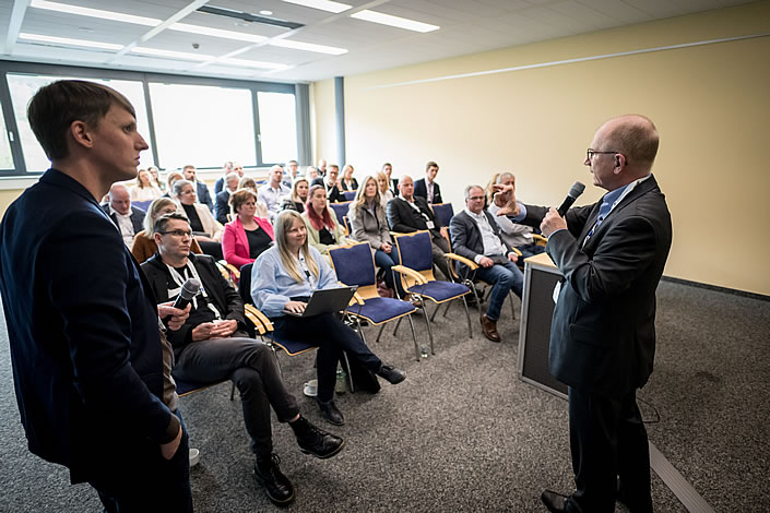 Helmuth Braun von der ibo Akademie spricht in der Session „Digitalisierung von Personalprozessen“ Prozessmanagement im Personalwesen. (Foto: Tilman Lochmüller / Regionalmanagement Mittelhessen) 