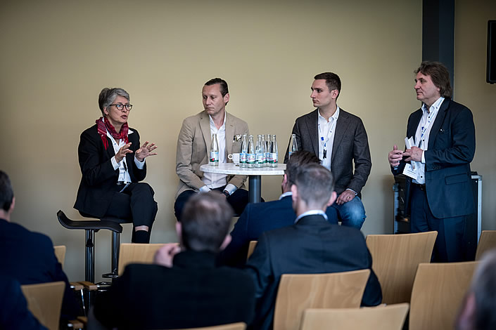 Podium in der Impuls-Session „Gewinnung und Bindung von internationalen Fach- und Führungskräften“: Ein Unternehmensnetzwerk mit Fokus auf die Gewinnung ausländischer Fachkräfte und die Zusammenarbeit mit kommunalen Ausländerbehörden sind für eine langfristige Bindung und Integration wichtig. (Foto: Tilman Lochmüller / Regionalmanagement Mittelhessen)