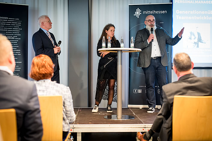 Volker Schüßler (Volksbank Mittelhessen eG), Pia Meier (Seidel GmbH & Co. KG) und  Prof. Dr. Christian Dries (Kölner Institut für Managementberatung GmbH & Co. KG) beim Panel zum Abschluss des Events (Foto: Tilman Lochmüller / Regionalmanagement Mittelhessen GmbH)