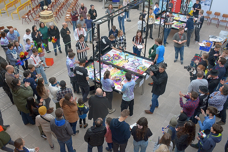 Zwei Schüler-Teams haben in jeder Runde 2,5 Minuten Zeit, um mit ihrem Roboter auf dem Spielfeld zwölf vorgegebene Aufgaben zu erledigen. Dabei werden Kreativität, Design, Programmierung und Teamwork beurteilt. Ein Schiedsrichter-Team vergibt pro Lauf bis zu 550 Punkte